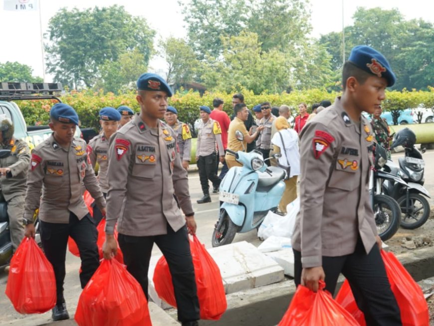 Korban Kebakaran Pasar Jiung Dapat Dukungan Makanan dari Brimob