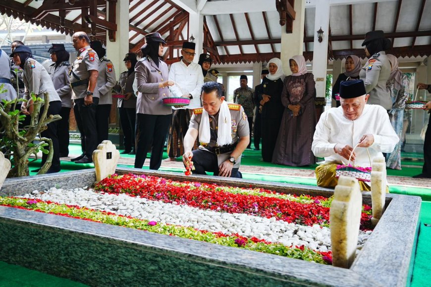 Jelang Hari Bhayangkara, Kapolri Ziarah ke Makam Gus Dur 