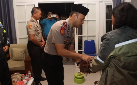 Polisi Bersama Masyarakat : Polres Pasuruan Sambangi Rumah Duka Korban Karhutla TNBTS